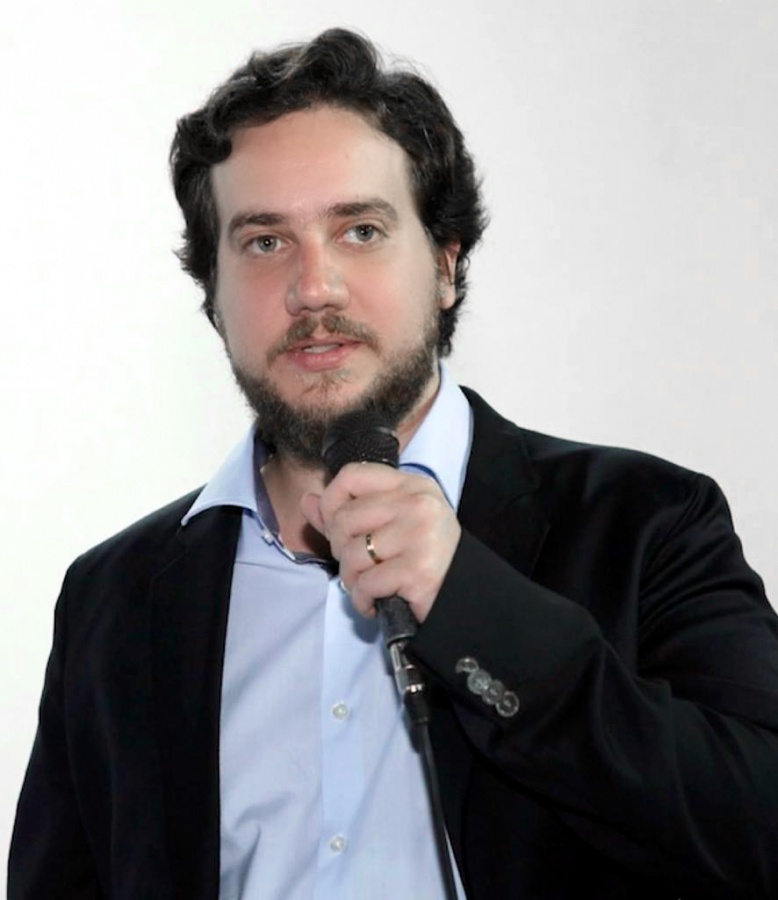 Dr. Leonardo Moreira durante apresentação profissional